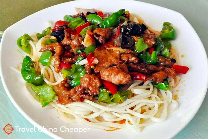 Xinjiang Banmian (新疆拌面) is a popular Chinese noodle dish from the Hui ethnic group in western China.